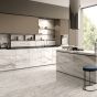 Πλακάκι slab από τον οίκο Emilceramica της σειράς Tele Di Marmo Reloaded Base Calacatta Gold Canova σε απόχρωση άσπρη σε τοίχο και δάπεδο κουζίνας.